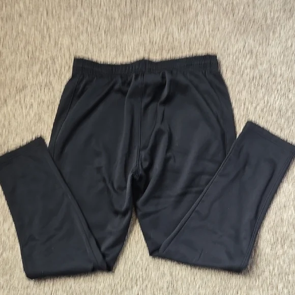 Under Armour Black Sweatpants for Ultimate Comfort - Picture 5 of 5